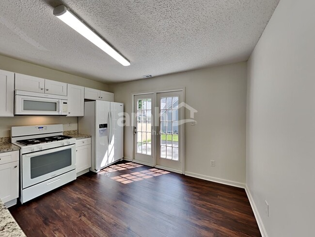 Photo - 208 MacKenzie Ct