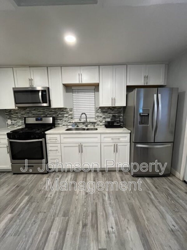 Building Photo - 320 W Whittier Ave