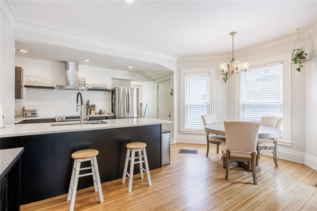 Photo - 256 Oxford St