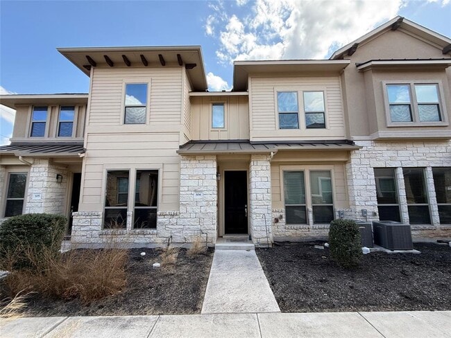 Building Photo - 13800 Lyndhurst St Unit 104