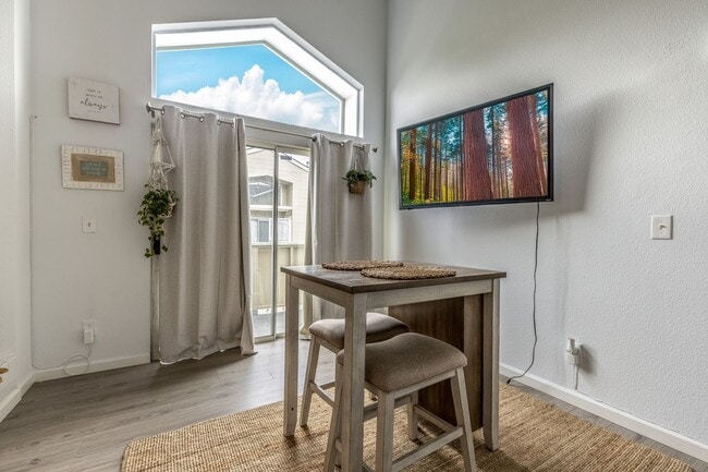 Photo - 2 bed/2 bath Upstairs Condo! Unidad 9