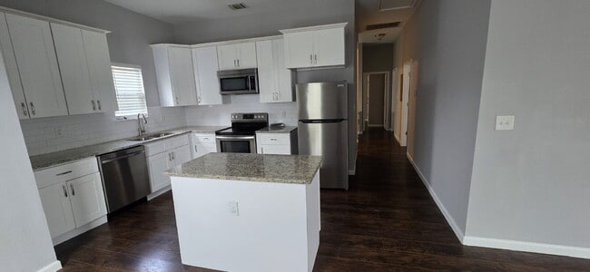 Photo - 3 bedroom and 2 bathrooms has newly renovated modern home in Southtown unit ready to move in! Unidad 201