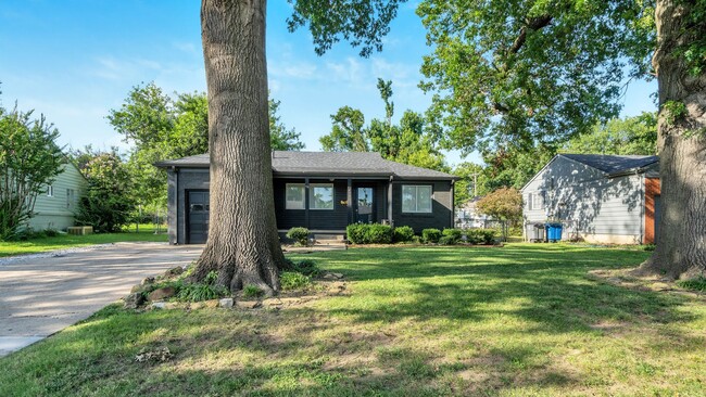 Beautifully Redone 2 Bedroom Midtown House... - Beautifully Redone 2 Bedroom Midtown House...