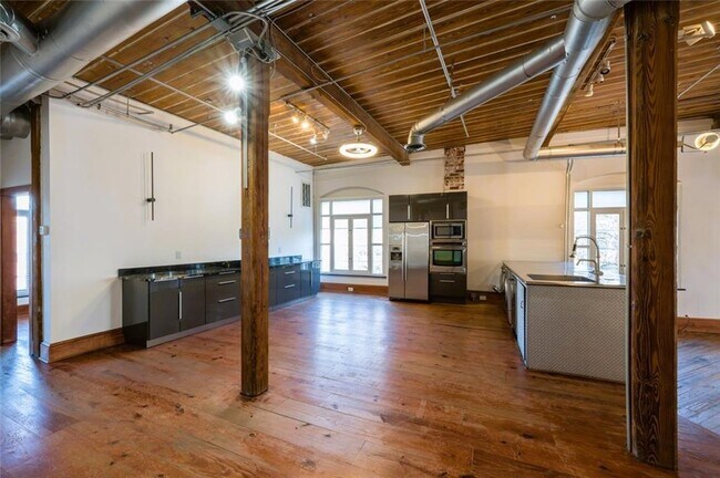 Photo - 161 Mangum St SW