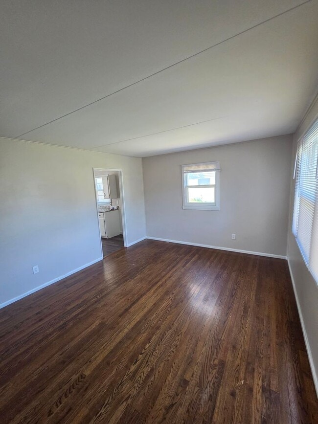 Photo - 7057 Binney St