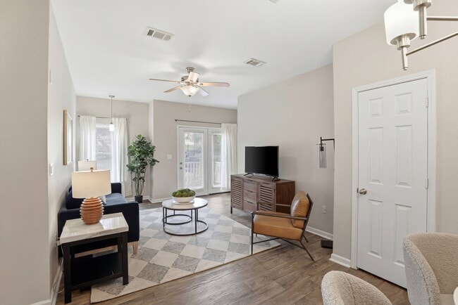 Building Photo - Majestic Oaks