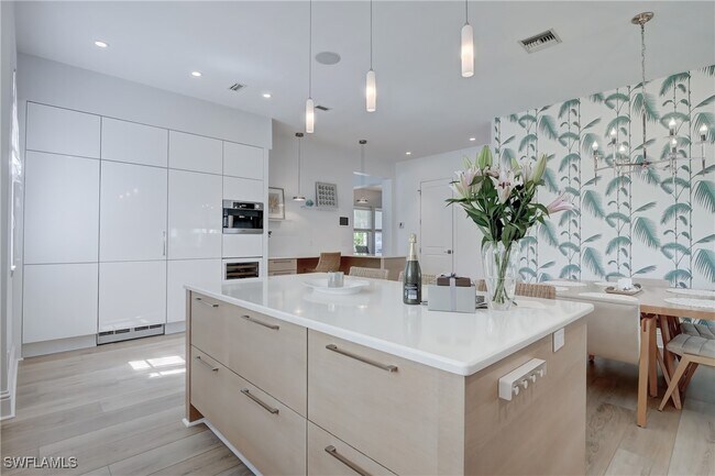 Photo - 687 9th Ave S