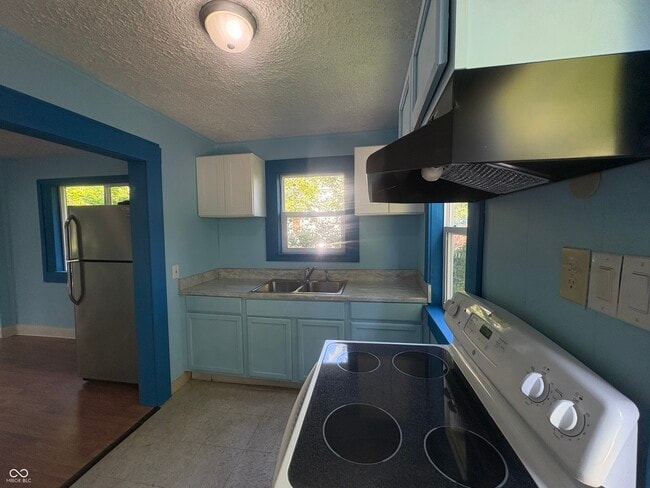 Photo - 2827 E 18th St
