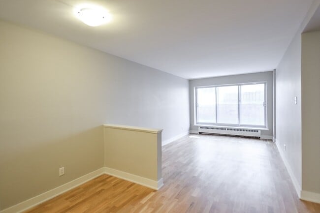 Photo - 4580 Chemin Queen Mary Unit 109