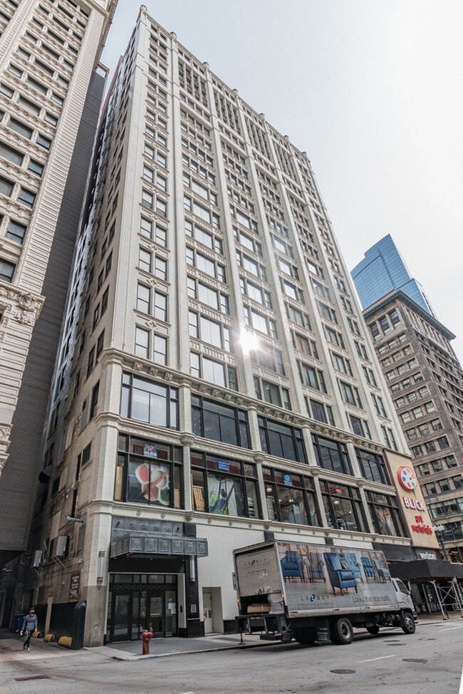 Building Photo - 8 W Monroe St Unit 910 Rental