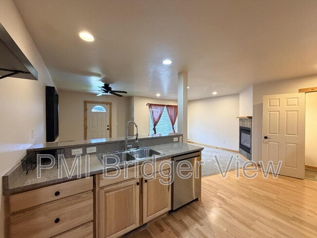 Photo - 3147 Cattail St