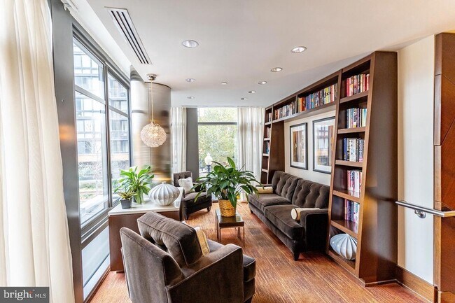 Photo - 440 L St NW Unit 913