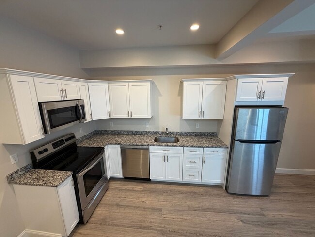 Photo - 129 Kenoza Ave Unidad 2