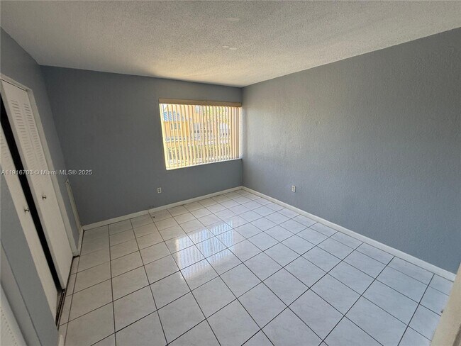 Photo - 1255 W 49th Pl Unidad B201 Rental