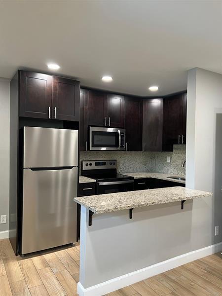 Building Photo - 2016 NE 17th Ct Unit 7