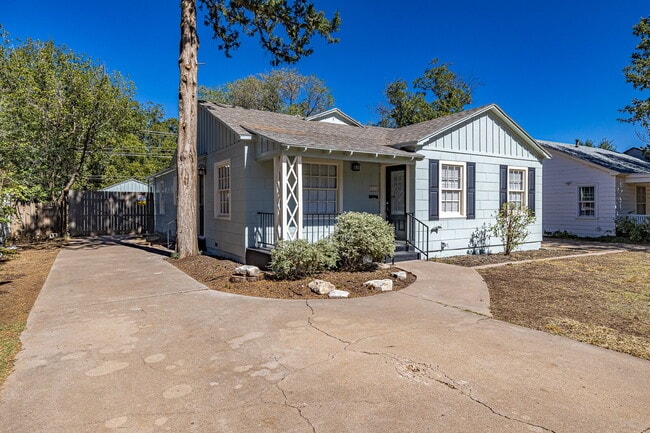 Building Photo - Pre-Lease! Spacious Home with Modern Upgrades Near Texas Tech.