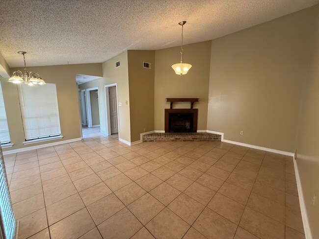 Building Photo - 1126-1128 Willow Creek Dr Unit 1128