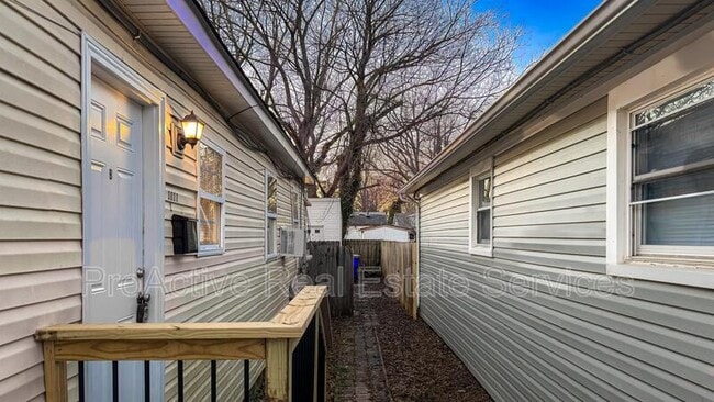 Photo - 3027 Peronne Ave Unit B