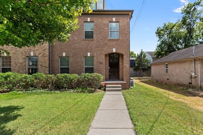 Building Photo - Great Walkable Neighborhood! 3Bed 2.5 Bath... Rental