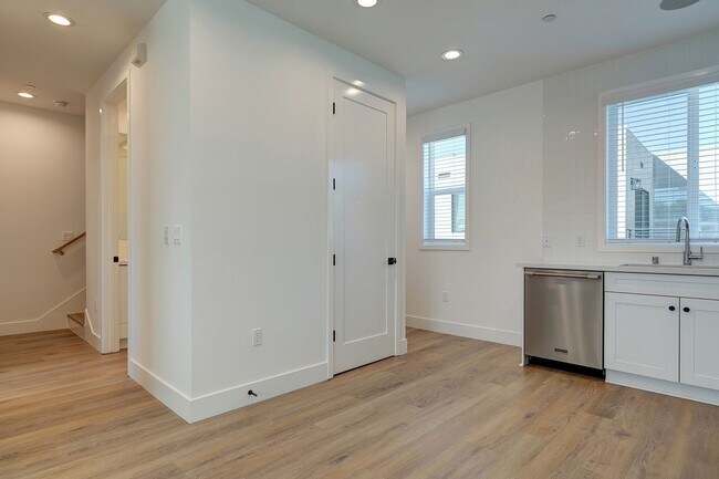 Photo - ***MOVE-IN SPECIAL 2 WEEKS FREE RENT*** Fantastic Multi-Level Townhome - 2 bed plus Den/Office/3r...