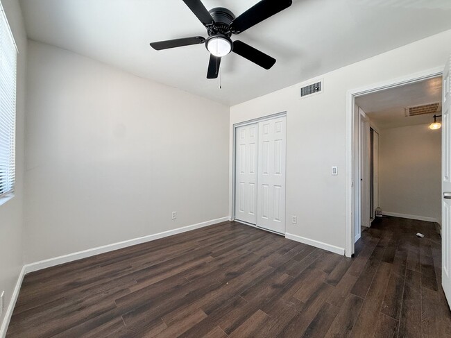 Photo - 5220 W Lynwood St