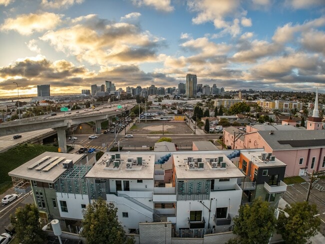 Building Photo - 1932 Kearney Ave Unit 03