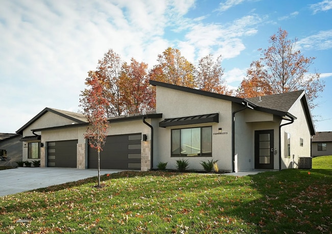 213 E Maplewood Ln