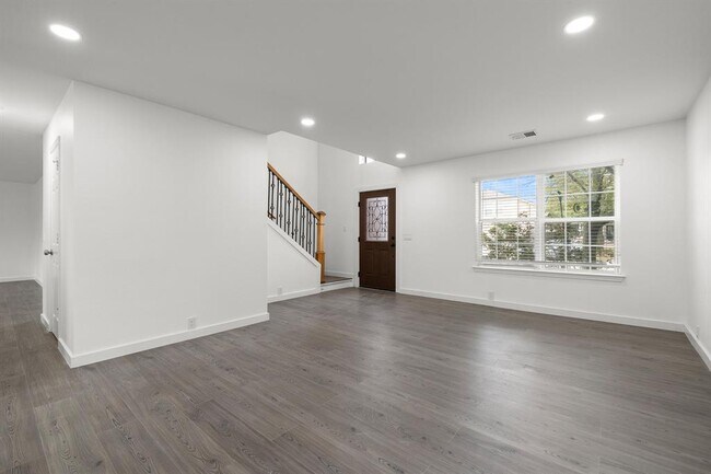 Photo - 2204 Founder Dr