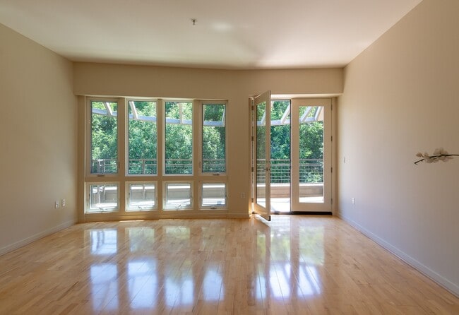 Photo - NO PARKING/2+ bed/2 bath top floor condo with full length balcony overlooking north park blocks/N... Unidad PNWPHE