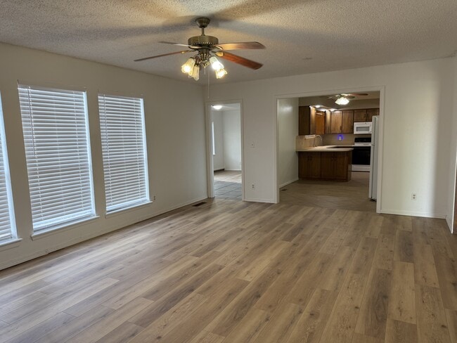 Photo - 202 N Cimarron Dr