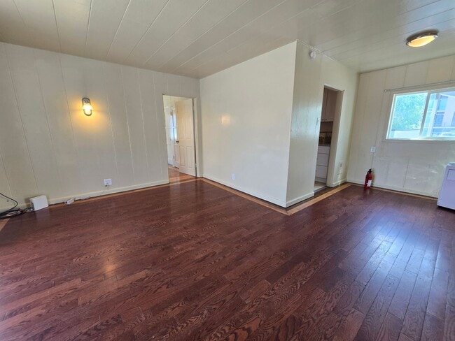 Photo - 326 W 11th St