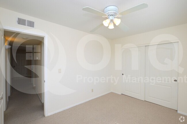 Building Photo - 303 N Miller Rd Rental