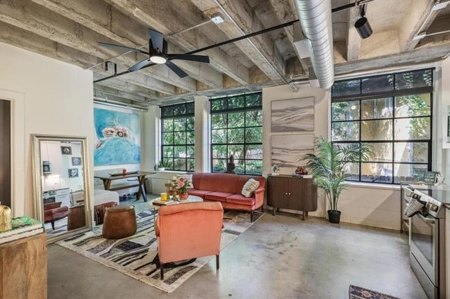 Building Photo - 1065 Unit 202