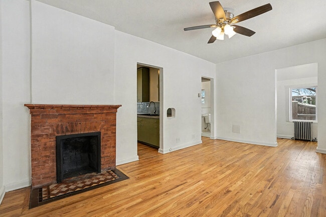 Photo - 2122 Hooker St