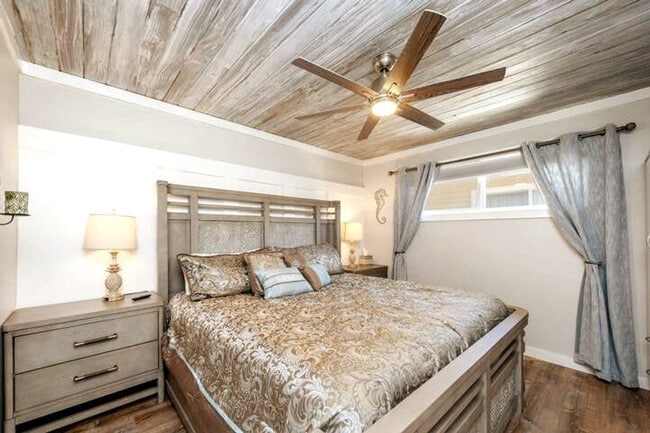 Building Photo - 4000 Gulf Terrace Dr Unit ID1285896P