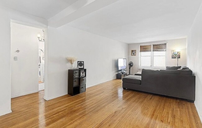 Photo - 6535 Broadway