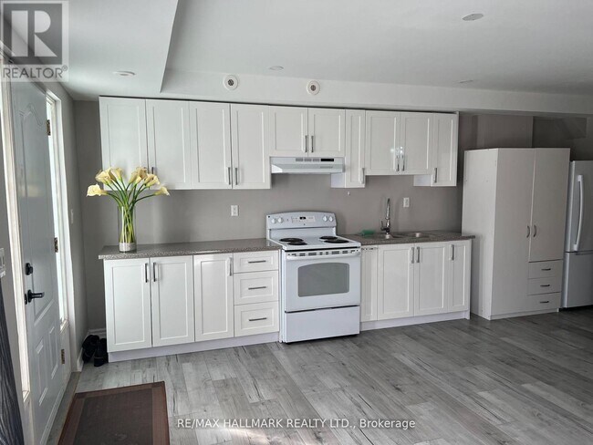 Photo - 3029 Finch Ave W