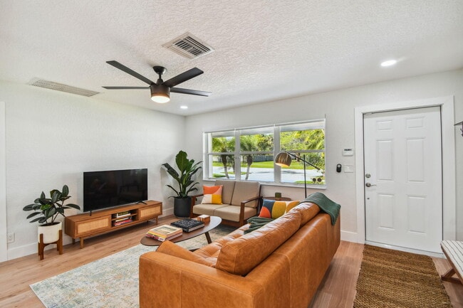 Photo - 702 NE 10th Ave