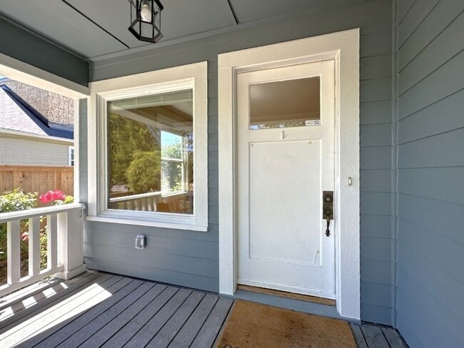 Building Photo - Gorgeous mature home with loads of charm o...