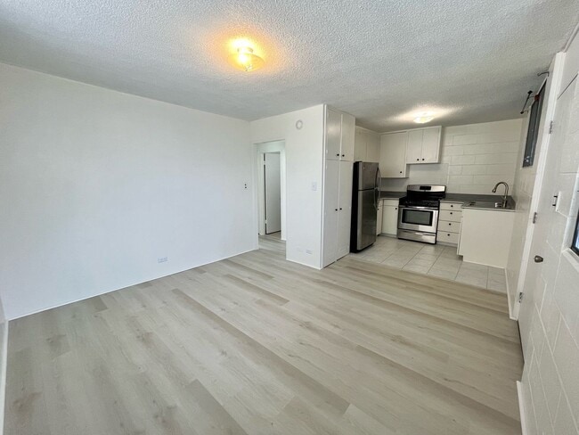 Building Photo - Available on 8/1/25, 620 soft, 2 bedrooms,... Unit 405 Rental
