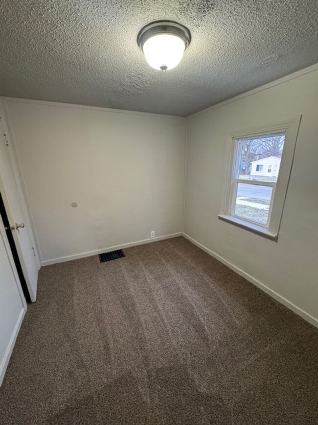 Photo - 4917 Webster St