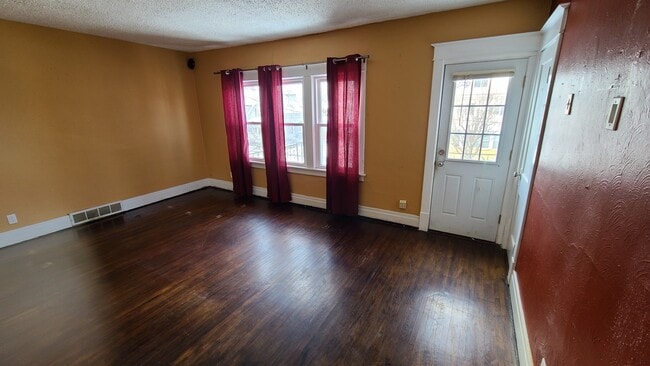 Sala de estar con acceso al porche superior - 439 Goethe St Unidad Upper