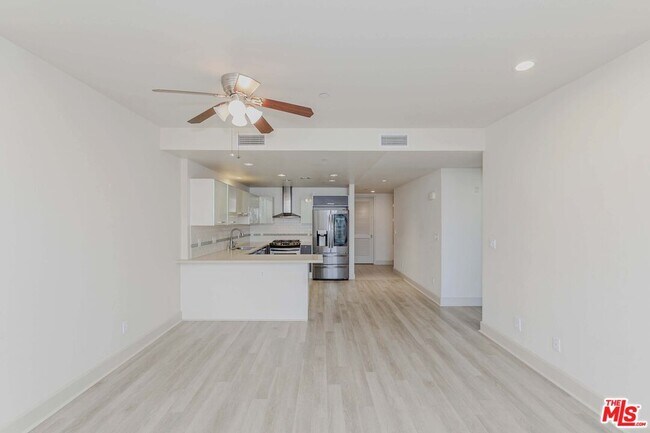 Building Photo - 848 Irolo St Unit 302 Rental