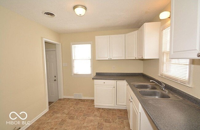 Photo - 5005 Indianola Ave