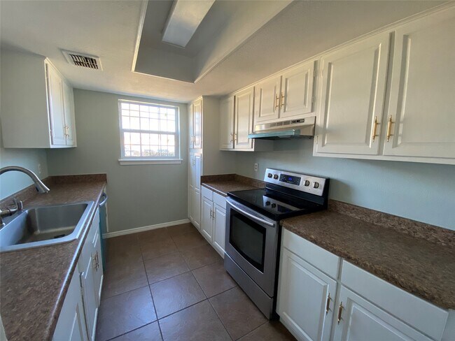 Photo - 8470 Leawood Blvd