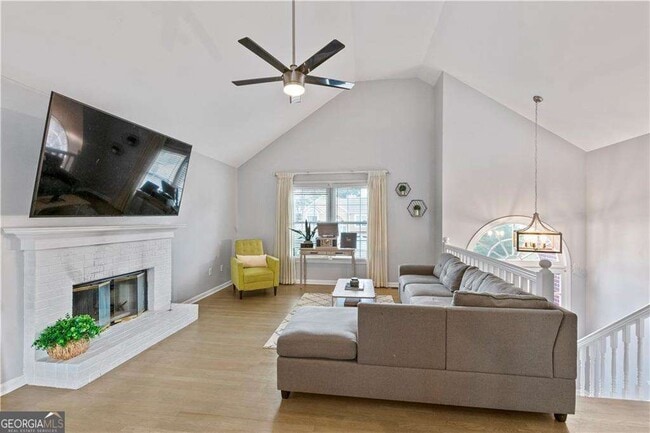 Photo - 2437 Pondside Pl NE