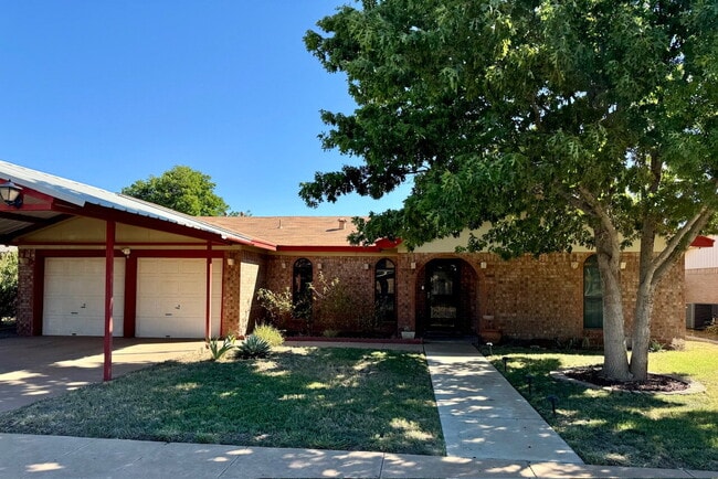 Building Photo - "Charming 3-Bed Oasis with 2 Full Baths in Lubbock – 1,610 Sq Ft of Comfort Awaits!"