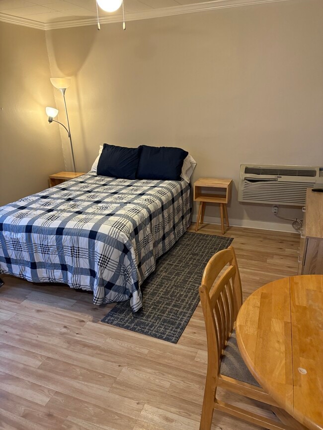 Photo - 1050 E 8th St