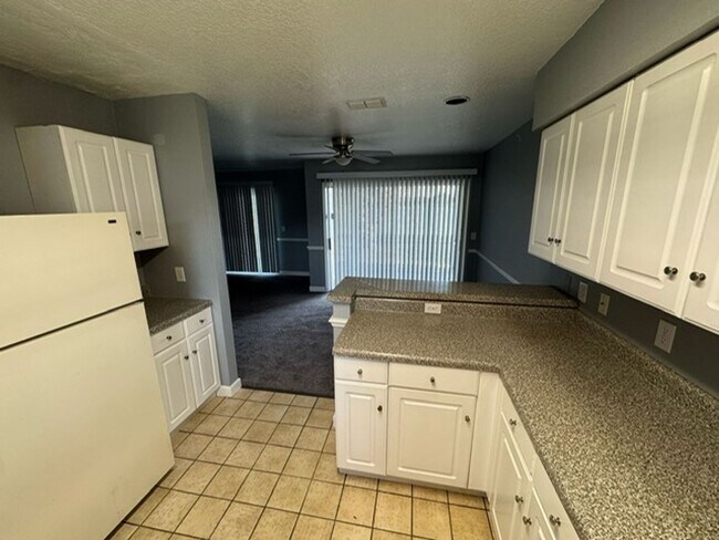 Building Photo - Beautiful Townhome  Water View