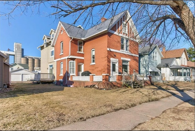 Photo - 536 W 5th St Unidad Back